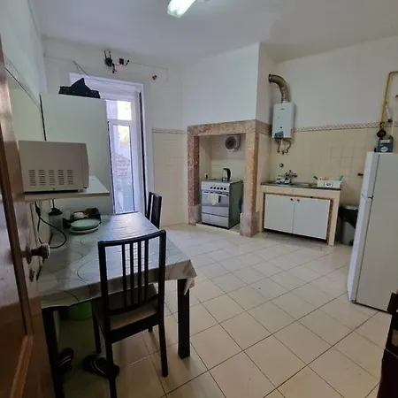 Local Private Ostello Lisbona